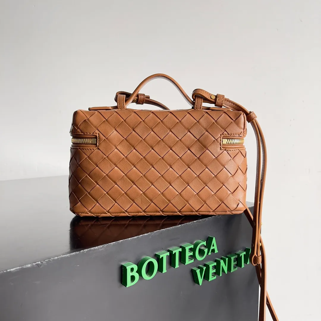 Batch 1360 Bottega Veneta 24 spring and summer woven zipper crossbody bag. A crossbody bag that can be used as a cosmetic bag. The exquisite weaving and compact body are an indispensable accessory for the upcoming summer. The double zipper also better protects the bag. It has a large capacity. If you like it, don’t miss it. Style number: 789109 Size: 22*12.5*5cm